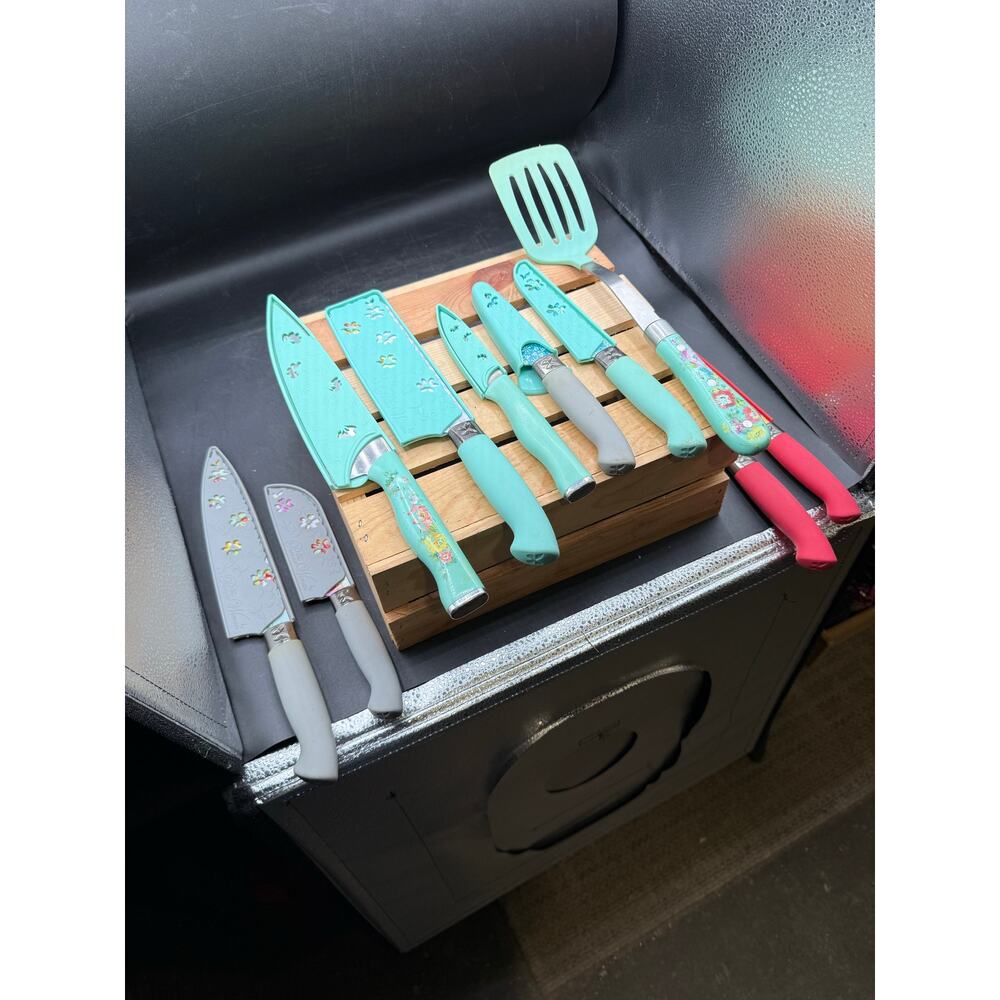 Lot of Assorted Pioneer Woman Cutlery – 9 Knives & 1 Spatula – Used